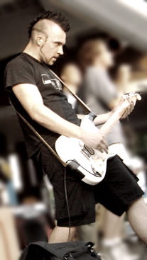 Falk an der Gitarre